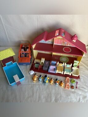 Bluey Heeler Family Home Large Bundle w/ Pool, Car, House, Accessories + Figures
